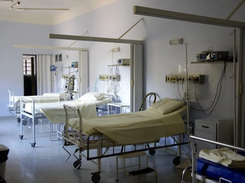 Professionelle Krankenhauslogistik im Gesundheitswesen: Komplett ausgestattetes Patientenzimmer mit Medizintechnik.